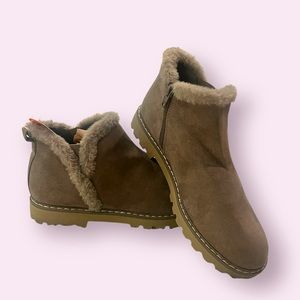 **NWT** GIRLS FAUX FUR BOOTS SIZE 6